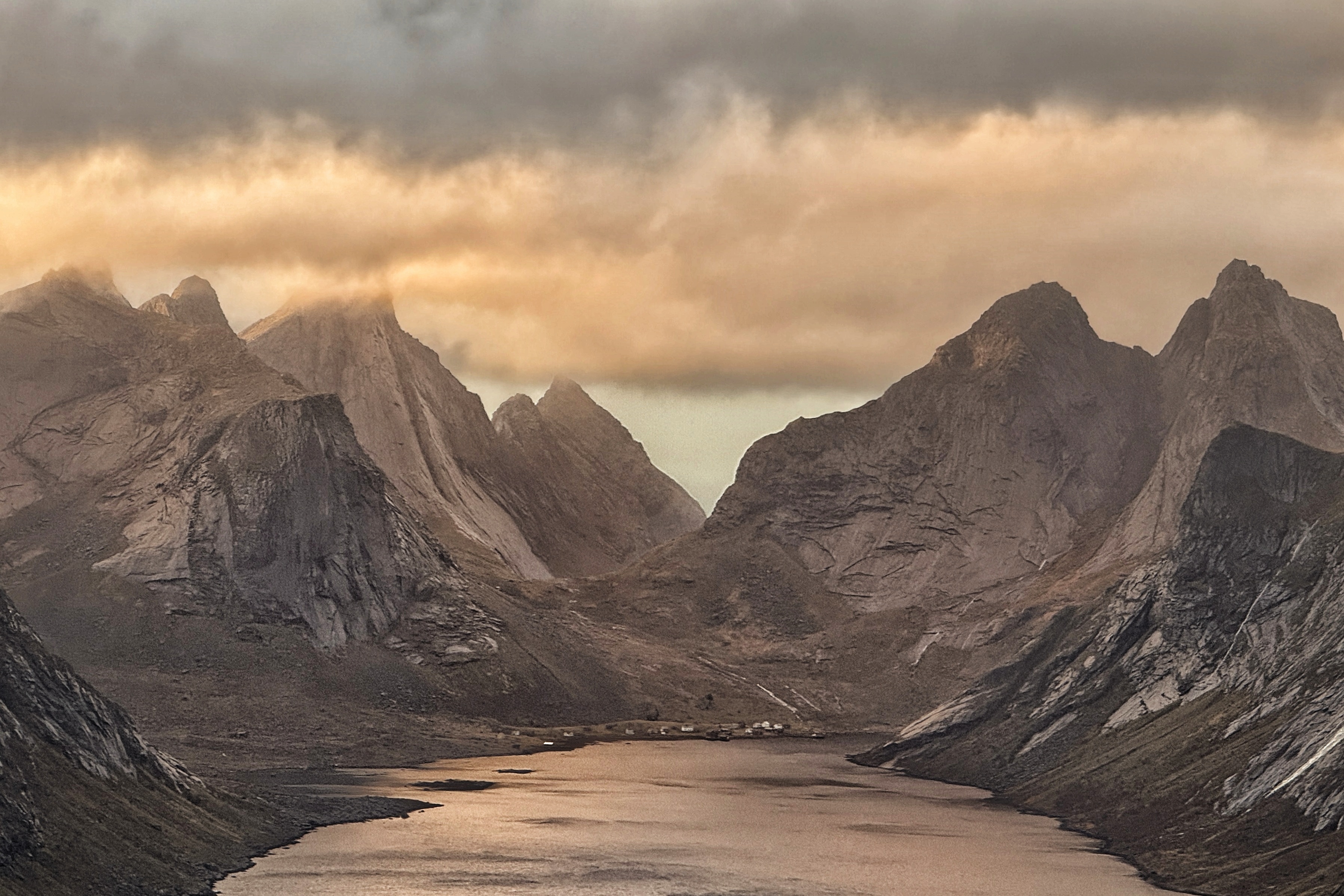 Village des Lofoten dans une lumière dorée